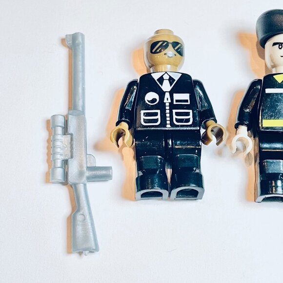 Lot of 3 Police Minifigures with gear and uniform - Picture 3 of 10